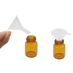 30 st minitrattar i genomskinlig plast. Lämpliga för flaskor, fyllning av laboratorievätskor, eteriska oljor, sandmålning, parfym etc.