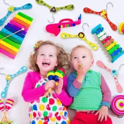 Barngalgar 12-pack, tecknade träkrokar för babykläder och byxor. Djurmönster.