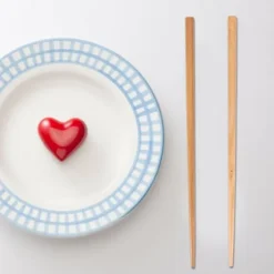 Bärbara träpinnar, utdragbara ätpinnar, ask, fodral, porslin, ljus träfärg