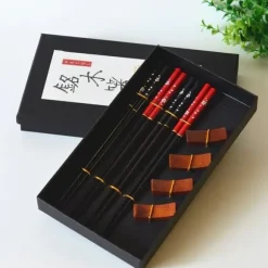 Elegant set med sushipinnar med stativ