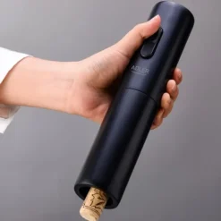 Elektrisk vinöppnare med automatisk funktion och folieskärare