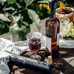 Elektrisk vinöppnare med automatisk funktion och folieskärare