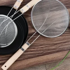 Finmaskigt sil Mångsidigt trähandtag i rostfritt stål Robust oljeskimmersked för hemköket