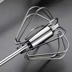 Äggvisp i rostfritt stål Halvautomatisk äggvisp Handskjut roterande vispmixer för blandning av mjölkskummare gräddtillverkning