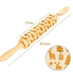 Graverad kavel med jultema och trästruktur för pepparkakor