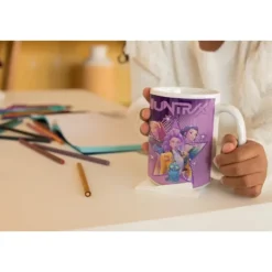 Huntrix K-Pop Mugg – Fullfärgstryck | Disksmaskinssäker | 92 mm hög