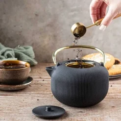 KINGHOFF Gjutjärnsteapot 1L med filter Guld