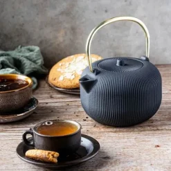 KINGHOFF Gjutjärnsteapot 1L med filter Guld