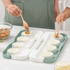 Kompakt manuell dumplingsmaskin med ergonomiskt handtag - platsbesparande design, grön