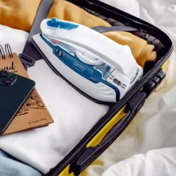 Kompakt resestrykjärn med ångfunktion och fällbart handtag