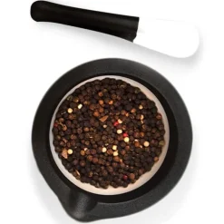 Kryddmortel i svart porslin