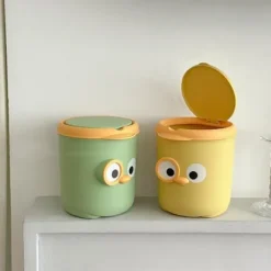 Mini papperskorg med lock Söt tecknad design Plastbänkskiva med lock för bord sängbord skrivbord kontor gul