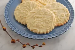 MoodForWood Träkavel, Graverad, 43 cm med Handtag, Perfekt för Bakning - Vårmönster