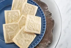 MoodForWood Träkavel, Graverad, 43 cm med Handtag, Perfekt för Bakning - Vintermönster