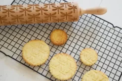 MoodForWood Träkavel, Graverad, 43 cm med Handtag, Perfekt för Bakning - Trollsländemönster