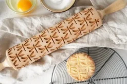 MoodForWood Träkavel, Graverad, 43 cm med Handtag, Perfekt för Bakning - Trollsländemönster