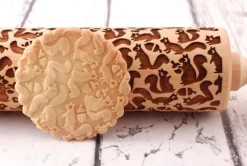 MoodForWood Träkavel, Graverad, 43 cm med Handtag, Perfekt för Bakning - Ekorrmönster