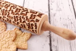 MoodForWood Träkavel, Graverad, 43 cm med Handtag, Perfekt för Bakning - Ekorrmönster