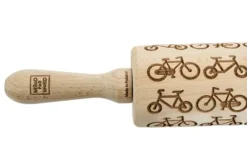 MoodForWood Träkavel, Graverad, 43 cm med Handtag, Perfekt för Bakning - Cykelmönster