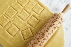 MoodForWood Träkavel, Graverad, 43 cm med Handtag, Perfekt för Bakning - Cykelmönster