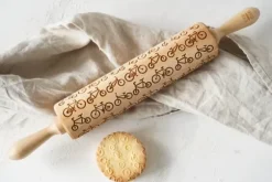 MoodForWood Träkavel, Graverad, 43 cm med Handtag, Perfekt för Bakning - Cykelmönster