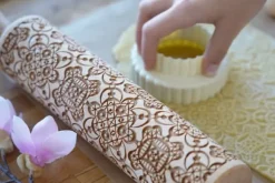 MoodForWood Träkavel, Graverad, 43 cm med Handtag, Perfekt för Bakning - Spetsmönster