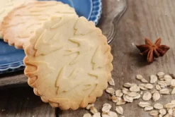 MoodForWood Träkavel, Graverad, 43 cm med Handtag, Perfekt för Bakning - Svalmönster