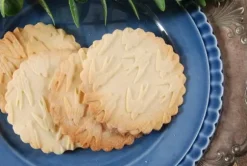 MoodForWood Träkavel, Graverad, 43 cm med Handtag, Perfekt för Bakning - Svalmönster