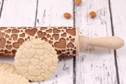 MoodForWood Träkavel, Graverad, 43 cm med Handtag, Perfekt för Bakning - Hjärtmönster