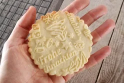 MoodForWood träkavel, graverad, 43 cm med handtag, perfekt för bakning - Frohe Weihnachten-mönster