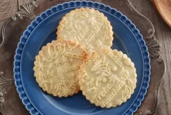 MoodForWood träkavel, graverad, 43 cm med handtag, perfekt för bakning - Frohe Weihnachten-mönster