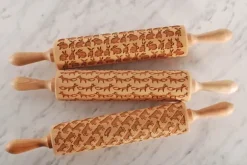 MoodForWood Träkavel, Graverad, 43 cm med Handtag, Perfekt för Bakning - Kaninmönster