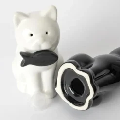 Original salt- och pepparkar i form av en katt. Set av salt- och pepparkar i keramik. Mått: 5 x 9 cm - Fisura