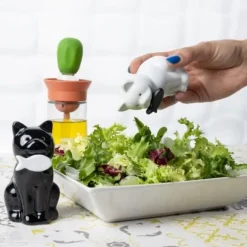 Original salt- och pepparkar i form av en katt. Set av salt- och pepparkar i keramik. Mått: 5 x 9 cm - Fisura