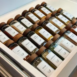 24-Pack Kryddburkar med Akaciaträlock – Kryddset med Svenska etiketter