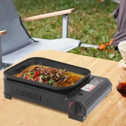 Portabel gasgrill och campingkök - Butan - 2,1 kW - Piezo-tändning - Grillpanna med lock 37×30×3,5 cm - Butanpatron ej inkluderad - Svart