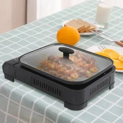 Portabel gasgrill och campingkök - Butan - 2,1 kW - Piezo-tändning - Grillpanna med lock 37×30×3,5 cm - Butanpatron ej inkluderad - Svart