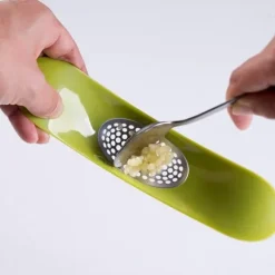 Pressa vitlök - JOSEPH JOSEPH - Vitlökspress - Stål - 18.5 x 3 x 4 cm - Grön