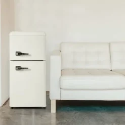 Retro-Kylskåp, Gefrierkombination, 88.8 cm, 60L kyl, 22L frys, 102 kWh/år, LED-ljus, Cremevit, Energieklass E