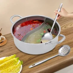 Shabu Shabu Hotpot - Gryta 28 cm - 304 Rostfritt Stål - Dubbelsidig Avdelare - Glaslock - Induktion & Gas - Vit - Med 2 Slevar