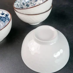 Skålset i 4 delar i en elegant presentförpackning skål Japanskt porslinsservis i blått och vitt