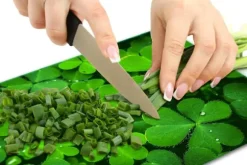 SKÄRBRÄDA I GLAS 52x40 GRÖN