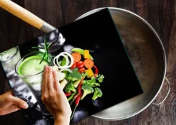 SKÄRBRÄDA I GLASPLATTA 52x40 SVART