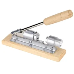 Skrivbordsvalnötsknäckare med träbas och handtag