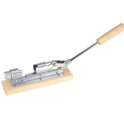 Skrivbordsvalnötsknäckare med träbas och handtag