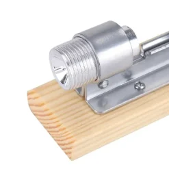 Skrivbordsvalnötsknäckare med träbas och handtag