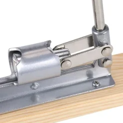 Skrivbordsvalnötsknäckare med träbas och handtag