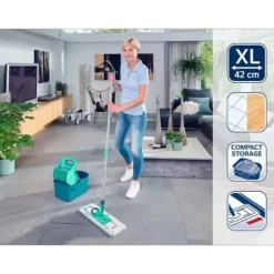 Sätt lavegolv med Leifheit Profi Compact 55092, platt mopp 42 cm med fodral, idealisk för alla släta golv.