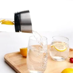 Transparent akryl juicekanna med lock - 1,2L kapacitet