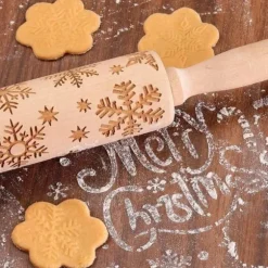 Träkavel med julmönster och dekorativ gravyr